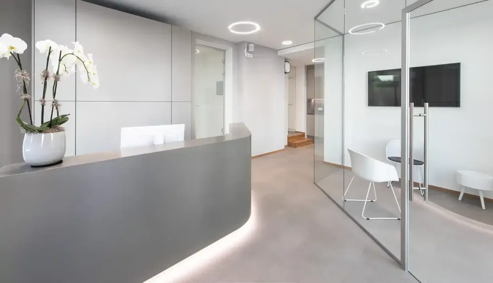 Empfang von Dr. Christoph Wenninger Implantologie Kompetenz München