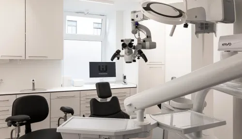 Behandlungszimmer von Dr. Christoph Wenninger Implantologie Kompetenz München
