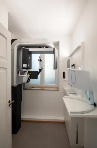 Innenansicht Praxis von Dr. Christoph Wenninger Implantologie Kompetenz München